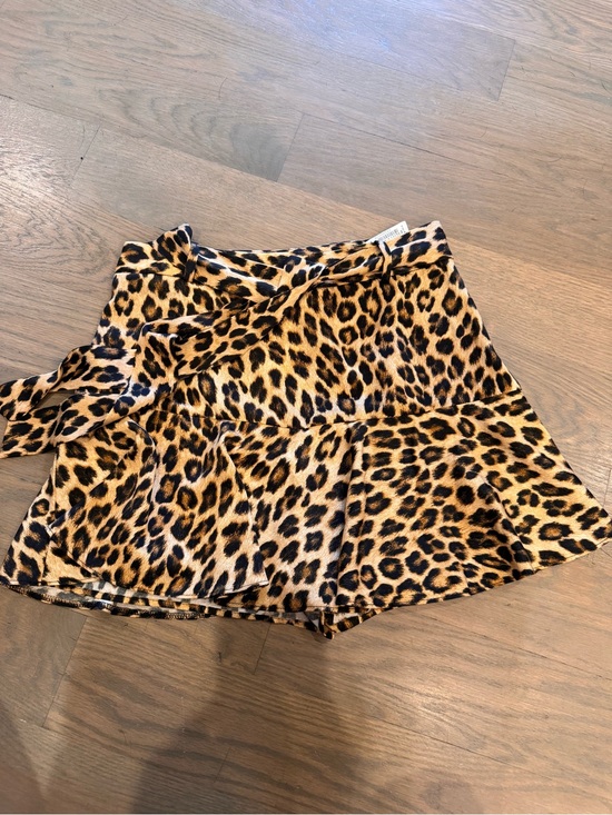 Zara Dresses & Skirts - Zara Leopard-Print Mini Skirt in Tan and Black (with shorts/ lining inside)